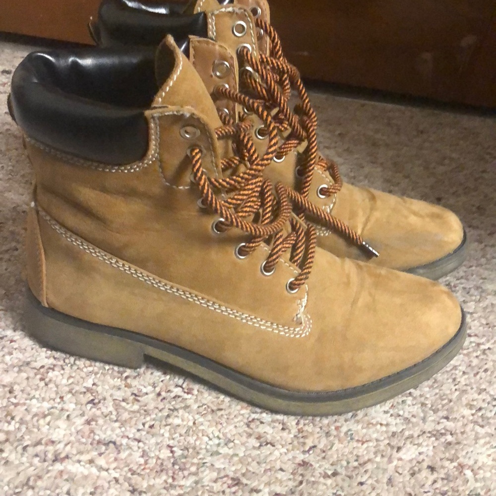 Size 10 Candie’s lace up boots
